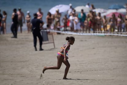 Sasha, hija menor de los Obama, disfruta de la playa a la vista de cientos de curiosos.