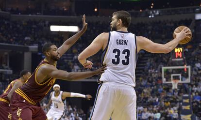 Marc Gasol defendido por Tristan Thompson.