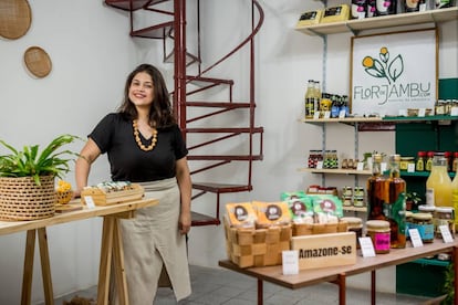 Dulce Oliveira, en su tienda Flor de Jambu, en São Paulo (Brasil).