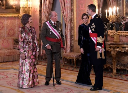 Los reyes, Juan Carlos I y Sofía junto a Felipe VI y su esposa la Reina Letizia esperan a sus invitados durante las celebraciones del Día de la Epifanía, Pascua Militar, en el Palacio Real de Madrid.