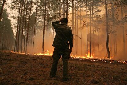 Un hombre queda impotente ante las llamas en Golovanovo, al sudeste de Moscú.