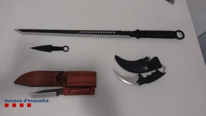 Els agents van trobar a la casa una espasa tipus catana, a més d'un ganivet de cuina corb, un punyal i un matxet.