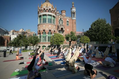 Classe magistral de ioga al recinte de Sant Pau.