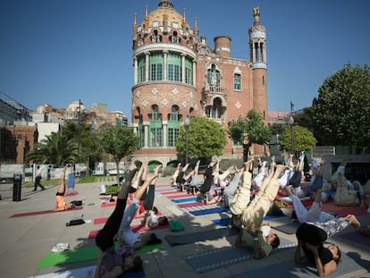 Clase magistral de yoga en el recinto de Sant Pau.