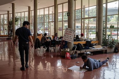 Estudiantes se organizan y realizan pancartas dentro de la instalaciones del Conservatorio, durante el paro de labores, el 23 de octubre.