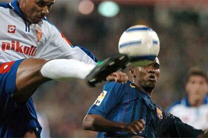 Álvaro despeja un balón ante la mirada de Eto'o.