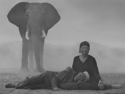 El elefante 'Bupa', rescatado cuando mataron a sus padres, junto a Ali y Fatuma, que vivieron como nómadas en el norte de Kenia.