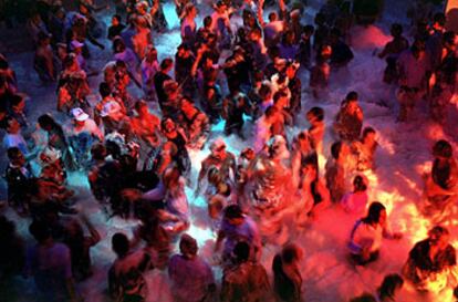 La fiesta de la espuma se celebra cada domingo en Amnesia.
