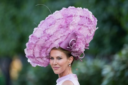 Impresionantes sombreros de todos los colores llenan las tribunas de Ascot.