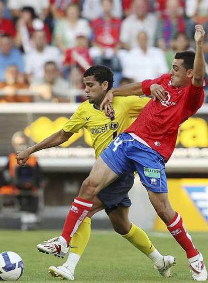 Dani Alves con el delantero del Numancia Gorka Brit