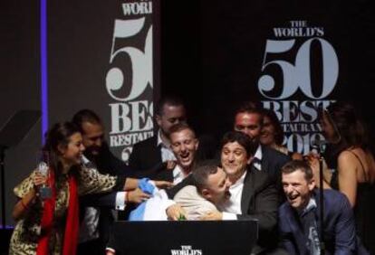 El chef argentino Mauro Colagreco, del restaurante Mirazur celebra con su equipo el primer puesto de la lista de los 50 mejores del mundo, cuyos premios se han entregado en Singapur.