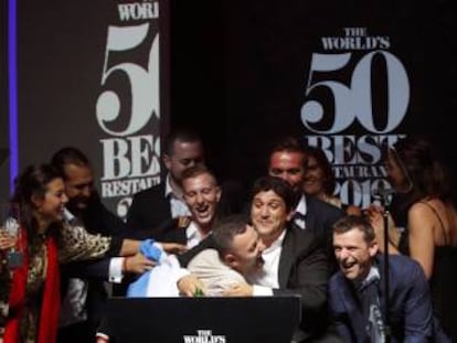 El chef argentino Mauro Colagreco, del restaurante Mirazur celebra con su equipo el primer puesto de la lista de los 50 mejores del mundo, cuyos premios se han entregado en Singapur.