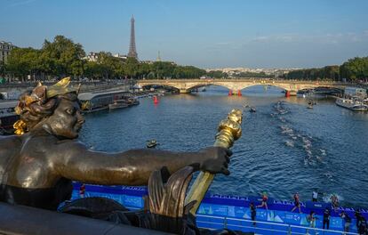 Atletas nadan en el Sena en la primera etapa de la prueba de triatlón femenino para los Juegos Olímpicos de París 2024 en París, el pasado agosto.