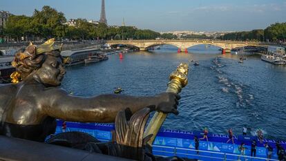 Atletas nadan en el Sena en la primera etapa de la prueba de triatlón femenino para los Juegos Olímpicos de París 2024 en París, el pasado agosto.