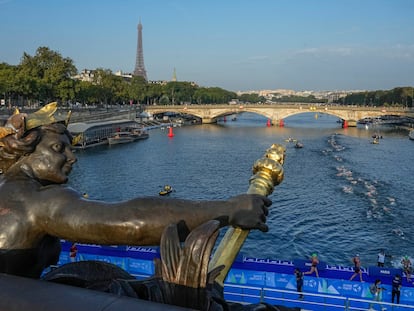 Atletas nadan en el Sena en la primera etapa de la prueba de triatlón femenino para los Juegos Olímpicos de París 2024 en París, el pasado agosto.