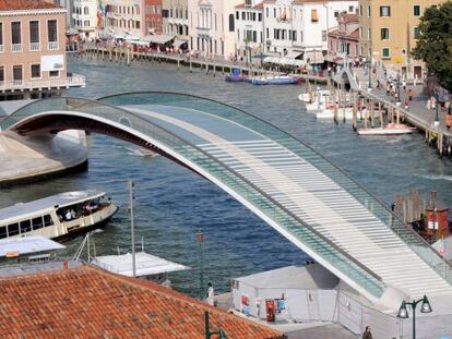 Vista del cuarto puente sobre el Gran Canal de Venecia, de Calatrava.