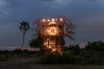 El Xigera Lodge (Beyond Green), en Botsuana, ofrece una 'suite' en las ramas de un baobab.