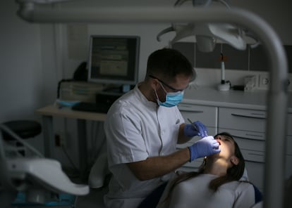 Una mujer visitada por el dentista.