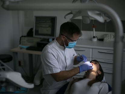 Una mujer visitada por el dentista.