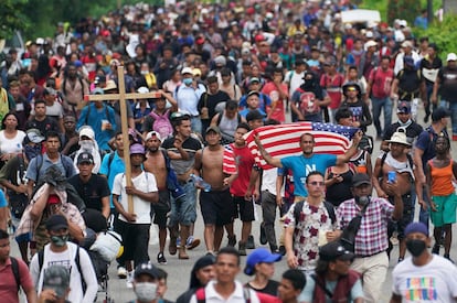 Una nueva caravana de migrantes de Centroamérica y Haití salida de Tapachula (Chiapas) camina hacia el norte, el pasado lunes.