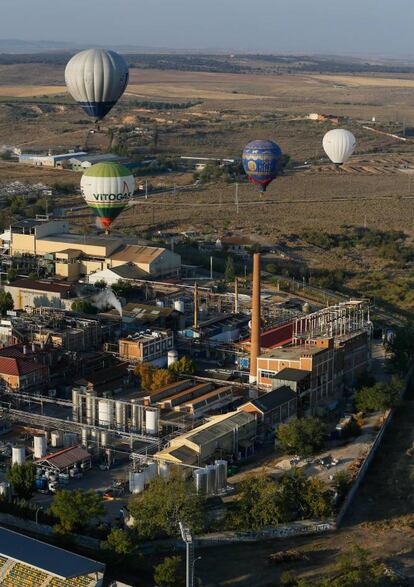 Los aerostatos viajan en grupo sobre el polígono industrial Gonzalo Chacón.