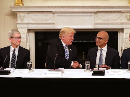 El presidente Trump coin los grandes directivos tecnológicos del pais, incluyendo a Apple (Tim Cook), Microsoft (Satya Nadella) y Amazon (Jeff Bezos), en la Casa Blanca el 19 de junio de 2017