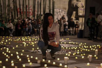 Una mujer participa en la velada realizada en el Monumento a la Madre. 