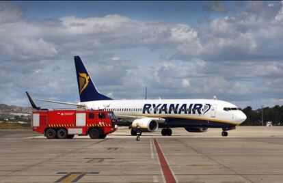 Un camión de bomberos pasa junto a un avión de Ryanair en el aeropuerto de Manises, Valencia.