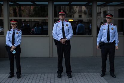 De izquierda a derecha, la nueva cúpula de los Mossos: la intendenta Rosa Bosch, el comisario jefe Josep Maria Estela y el comisario Eduard Sallent.