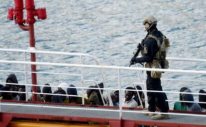 Un policía armado permanece de guardia después del desembarco de un grupo de inmigrantes que habían secuestrado el barco mercante 'Motor Tanker El Hiblu 1', en el Gran Puerto de La Valeta, el 28 de marzo de 2019. Las fuerzas armadas maltesas tomaron el control del barco tras el secuestro de los migrantes al ser rescatados de la costa de Libia.