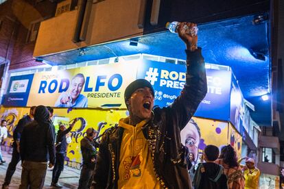 Ciudadanos celebran el paso a la segunda vuelta electoral del Candidato presidencial Rodolfo Hernandez en la casa Rodolfista durante el día de las elecciones presidenciales, primera vuelta en Bogotá, Colombia, este domingo.