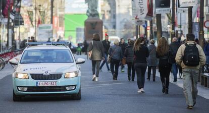 Un coche de polic&iacute;a patrulla por la calle Meir, el principal bulevar peatonal de la ciudad de Amberes.