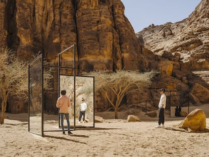 Todas estas obras al aire libre, cuya visita es de acceso gratuito, están inspiradas en el paisaje, la naturaleza y la historia de AlUla. Aquí se encuentra el <a href="https://elpais.com/elpais/2018/04/10/album/1523368349_787943.html" target="_blank">sitio arqueológico de Al Hijr - Madain Salih</a>, el primer patrimonio mundial de la Unesco en Arabia Saudí (fue incluida en su lista en 2008). Conocido en la antigüedad con el nombre de Hegra, es el sitio de la civilización nabatea mejor conservado al sur de Petra (Jordania), con tumbas monumentales de fachadas ornamentadas que datan de los siglos I a.C. y I d.C. <br></br> En la imagen, ‘In Blur’, obra de la polaca Alicja Kwade que interpela al observador a explorar las diferencias entre la ilusión y la realidad.
