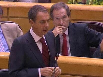 Zapatero asegura que el Gobierno vela por que la bandera española ondee en los organismos oficiales