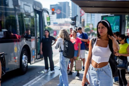 Un grupo de personas en una parada de autobús en el barrio de Pinheiros, en São Paulo.