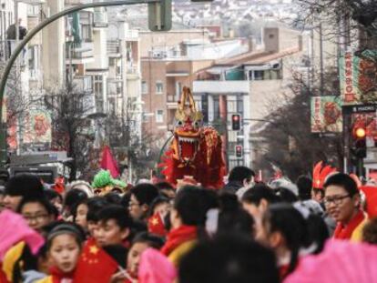 Miles de personas salen a la calle para conmemorar la entrada del año 4715, dedicado al gallo de fuego rojo