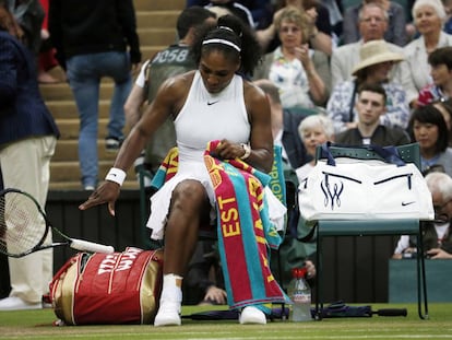 Serena lanza su raqueta al suelo tras romperla.