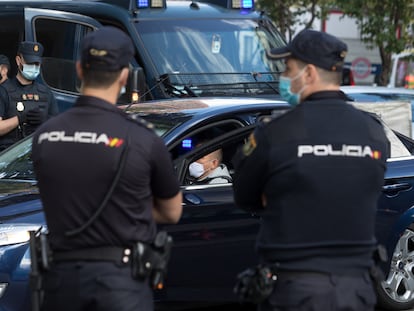 Agentes de la Policía Nacional, el pasado 3 de octubre en un control en Madrid.