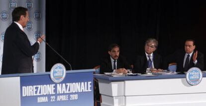 Giancarlo Fini (izquierda) discute con Silvio Berlusconi en una reunión del Pueblo de la Libertad.