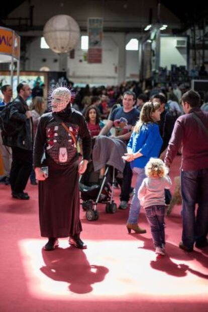 Uno de los visitantes que da color a la abigarrada convocatoria del Salón del Cómic.