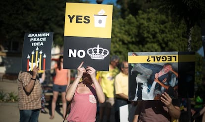 Protestes contra el Rei prop de l'estadi on se celebren els Jocs Mediterranis.