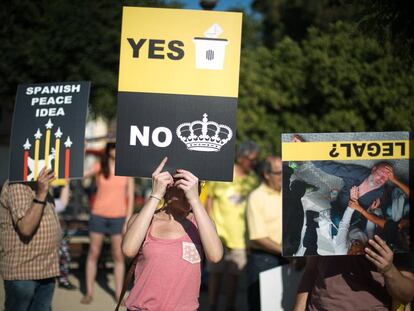 Protestes contra el Rei prop de l'estadi on se celebren els Jocs Mediterranis.