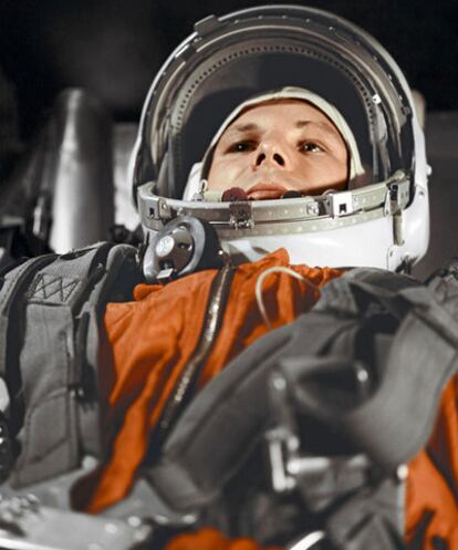 El cosmonauta ruso Yuri Gagarin se prepara, el 12 de abril de 1961, para convertirse en el primer hombre en el espacio.