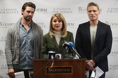 La abogada Lisa Bloom junto a los exmodelos Mark Ricketson (izq.) y Jason Boyce (dcha.) en rueda de prensa sobre las acusaciones de abuso sexual contra el fotógrafo Bruce Weber el martes en California.