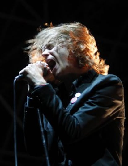 El cantante Dennis Lyxzén, de la banda sueca de 'hardcore' Refused, en el Primavera Sound 2012