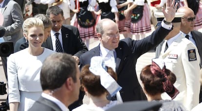 Los príncipes hicieron andando el camino entre la catedral y el palacio. Los niños se fueron en coche con sus niñeras.