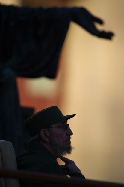 El ex presidente Castro se lleva la mano al cuello, antes del discurso.