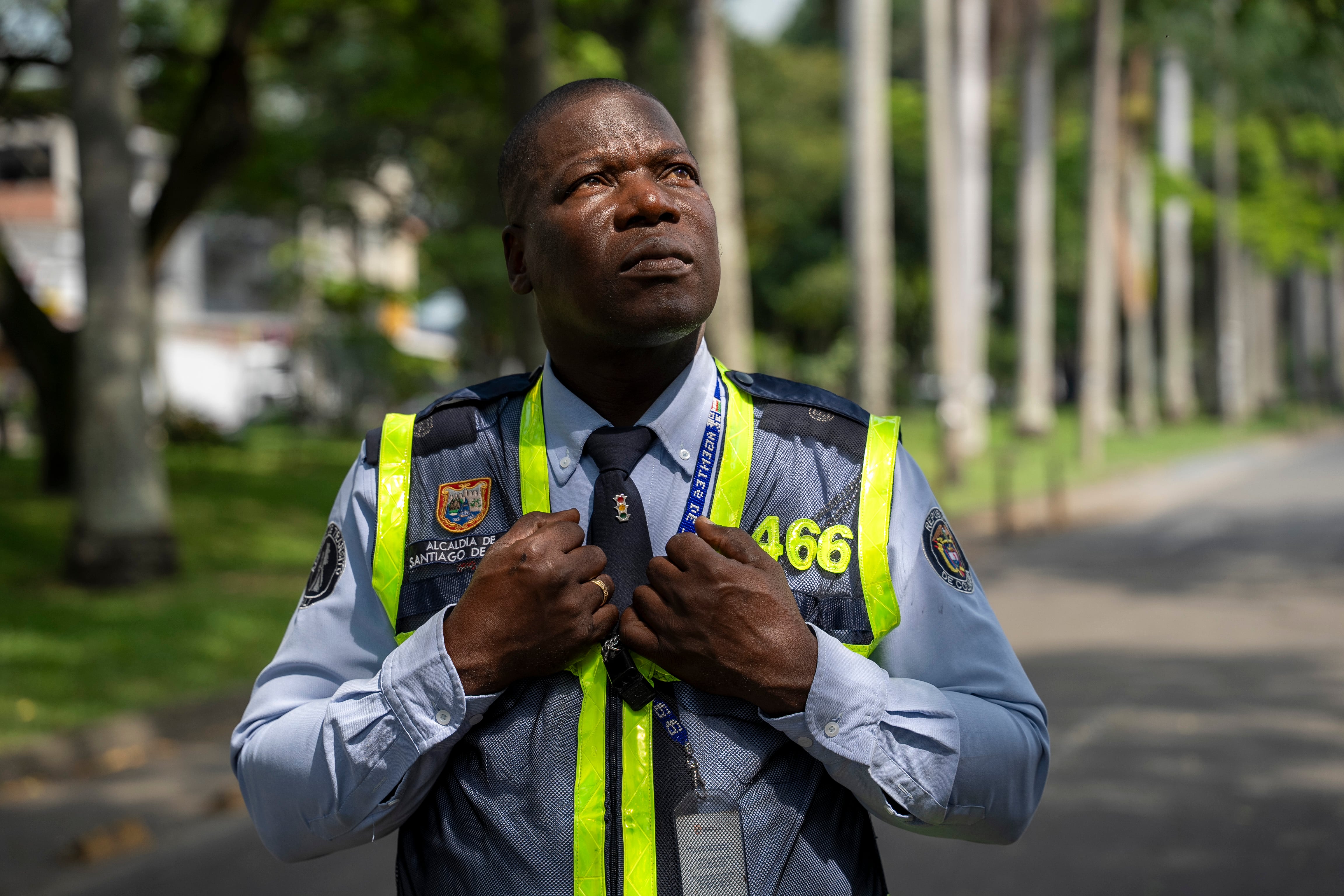El agente de tránsito José Félix Angulo posa para un retrato en el norte de Cali, el 22 de mayo de 2025.