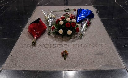 Imagen de la tumba de Franco en el Valle de los Caídos con flores depositadas por sus seguidores.