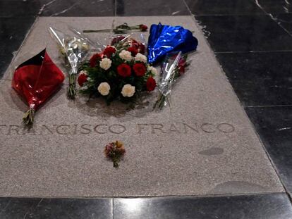 Imagen de la tumba de Franco en el Valle de los Caídos con flores depositadas por sus seguidores.